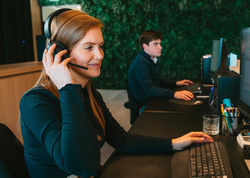 Medewerker van VDA Sociaal Kantoor aan het bureau