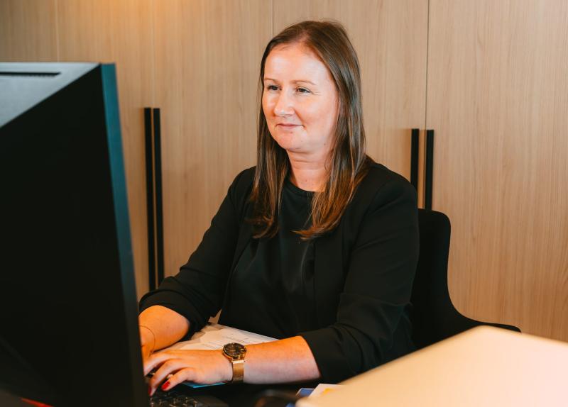 Medewerker van VDA Sociaal Kantoor aan het bureau